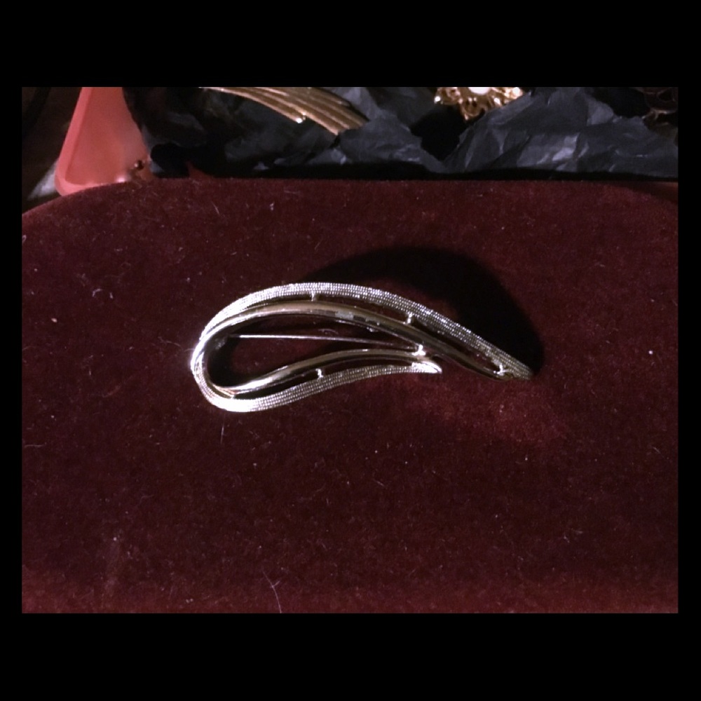Sarah Coventry Brooch: “Swoosh”